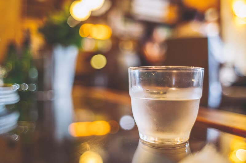 飲み物は水の写真です